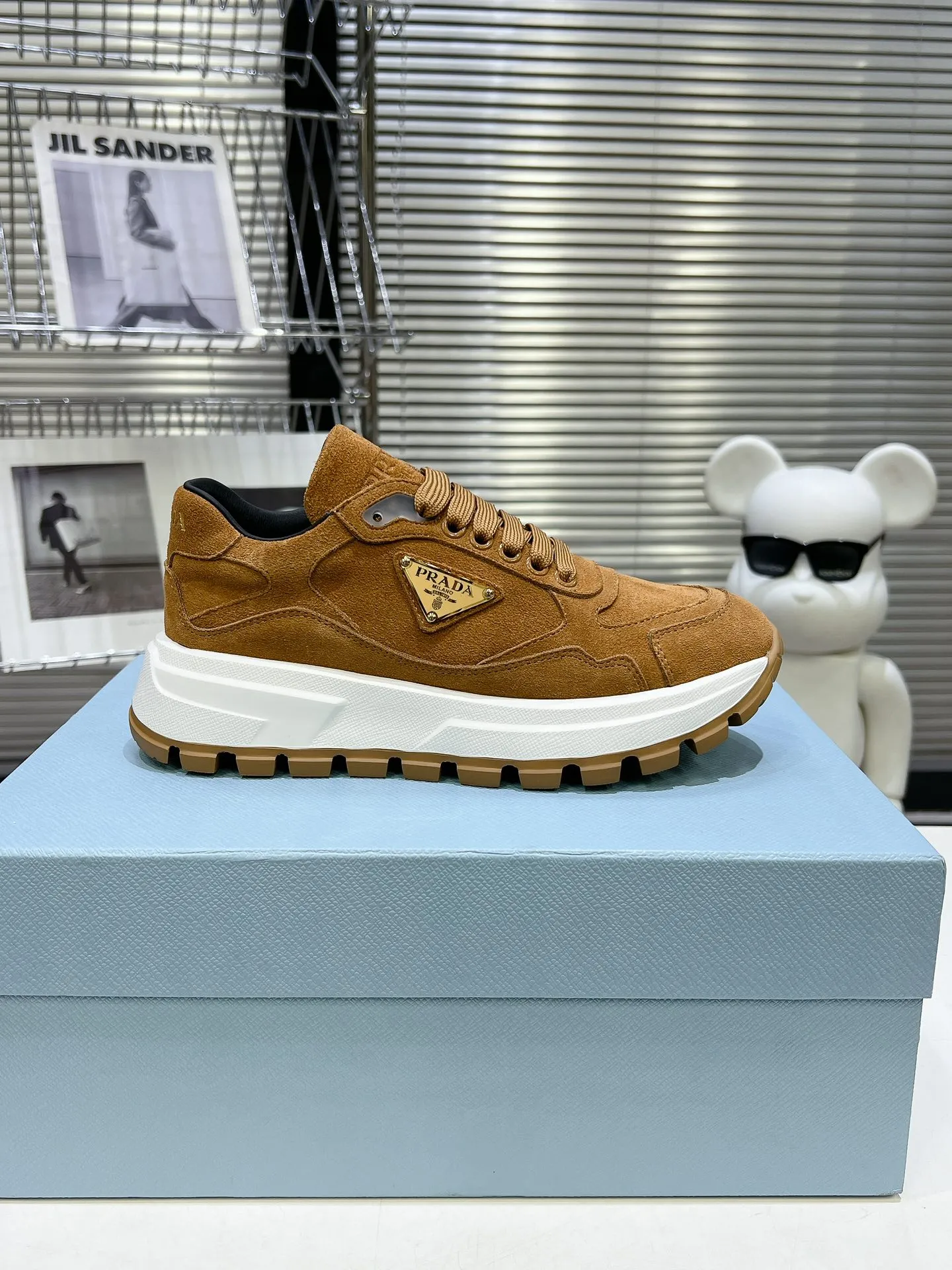 👟👟Ex-factory price 580👟👟 PRADA ²⁰²4 𝐬𝐬Prada’s new product comes with strength! ❣️Many Internet celebrities have the same style, fashionable and versatile nice items, original shoes are developed and purchased from Italian counters, and are reproduced 1:1 according to the original taste. This year’s theme is not to be defined, embodying texture through simplicity💛From thick-soled sneakers to zigzag short boots to 2024 flat shoes, everything reveals a sure-fire momentum...combining gentleness and handsomeness, the finishing touch for women❤️ The top-grade open-edge beaded cowhide with imported cowhide triangle logo is consistent with the original version, the wear-resistant and ultra-light two-color outsole, and the sheepskin lining are breathable and comfortable. ⚛Size: Women's 34-40 ⚛Size: Men's 39-45 Original packaging accessories. ⚛